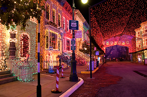 The Osborne Family Spectacle of Dancing Lights on the Streets of America in Hollywood Studios (photo by floridadeluxevillas.com)